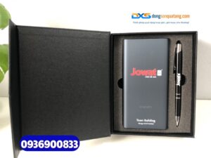 Set quà hội nghị Đoàn ( Pin sạc dự phòng + Bút kim loại)-SQX 011 | In ấn nội dung & Logo Đoàn làm quà tặng