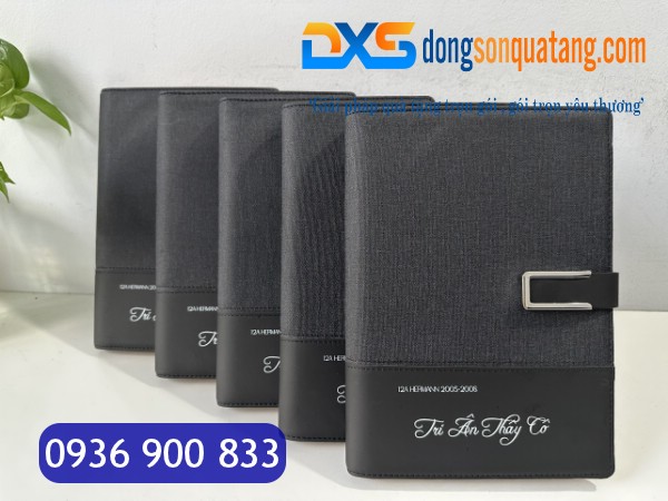 SDX 008 - Sổ Da In Tên Màu Đen A5 Bìa Còng Khóa Cài Nam Châm Làm Quà Tặng