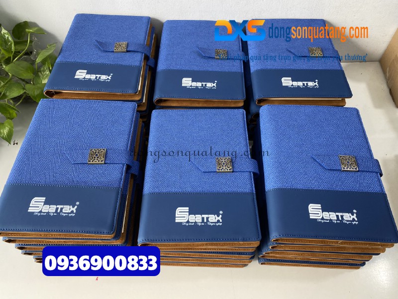 Sổ tay bìa còng da gập 2 kèm nam châm , màu xanh - In logo Công Ty Seatax