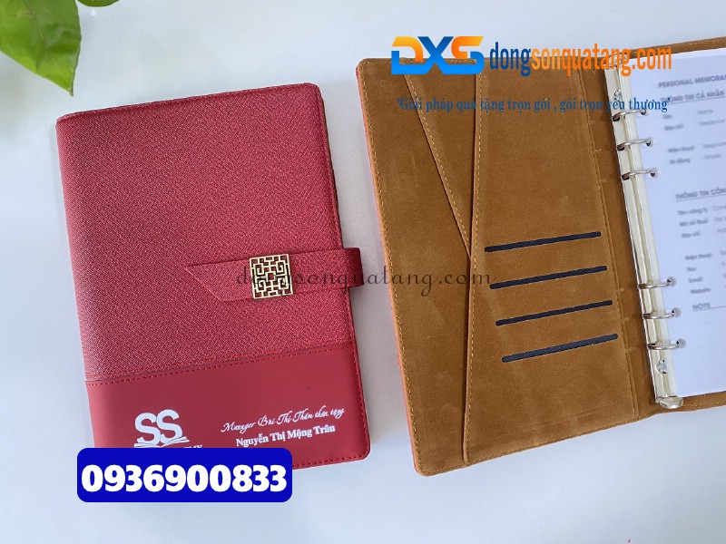 Sổ tay bìa da pu gập 2 , màu đỏ , khóa cài nam châm - In logo Công Ty , tên , thông điệp Sổ tay bìa da pu gập 2 , màu đỏ , khóa cài nam châm - In logo Công Ty , tên , thông điệp