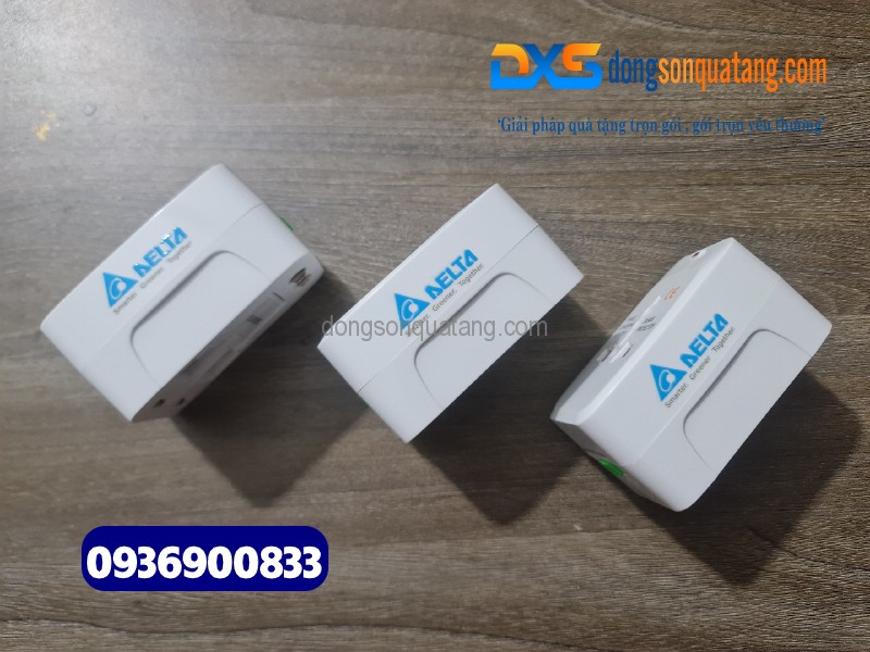 ổ cắm điện du lịch in logo Công Ty DELTA quà tặng quảng cáo thương hiệu 