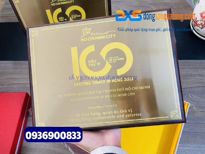 Bảng vinh danh gỗ in hình logo Quán Bụi Group