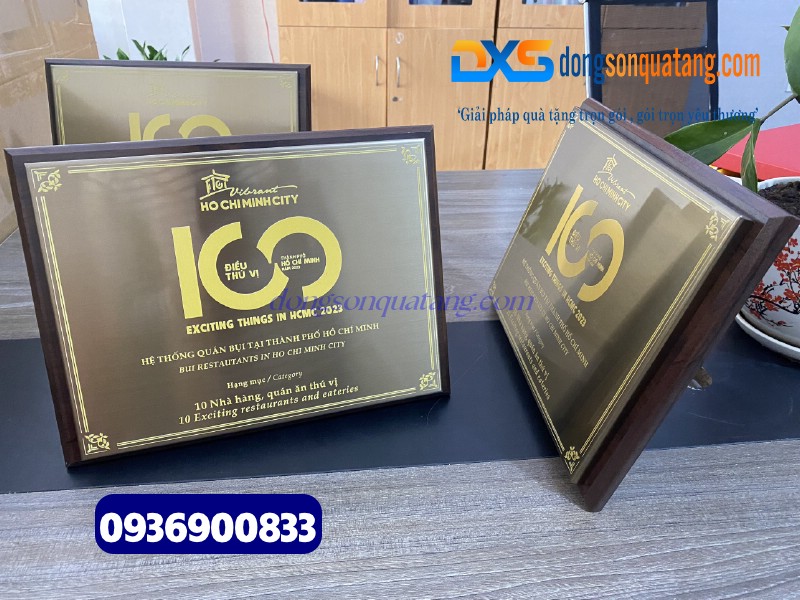 Bảng vinh danh gỗ in hình logo Quán Bụi Group