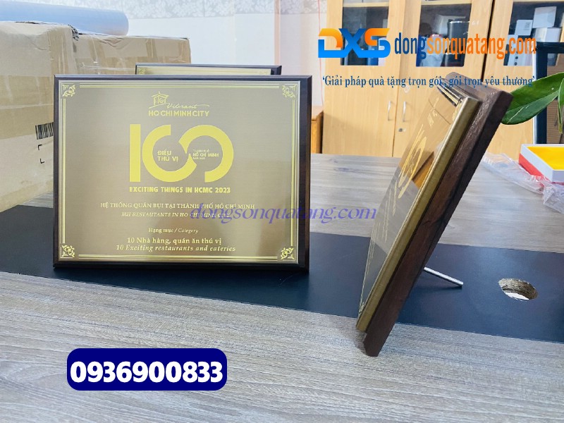 Bảng vinh danh gỗ in hình logo Quán Bụi Group