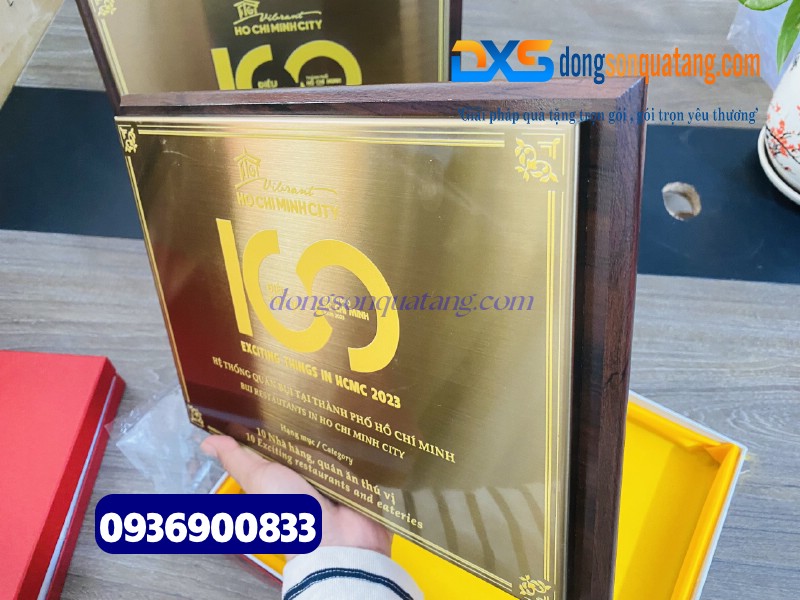 Bảng vinh danh gỗ in hình logo Quán Bụi Group