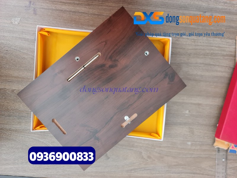 Bảng vinh danh gỗ in hình logo Quán Bụi Group