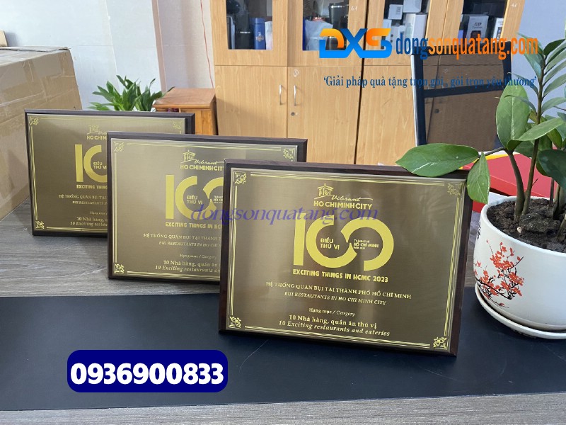 Bảng vinh danh gỗ in hình logo Quán Bụi Group