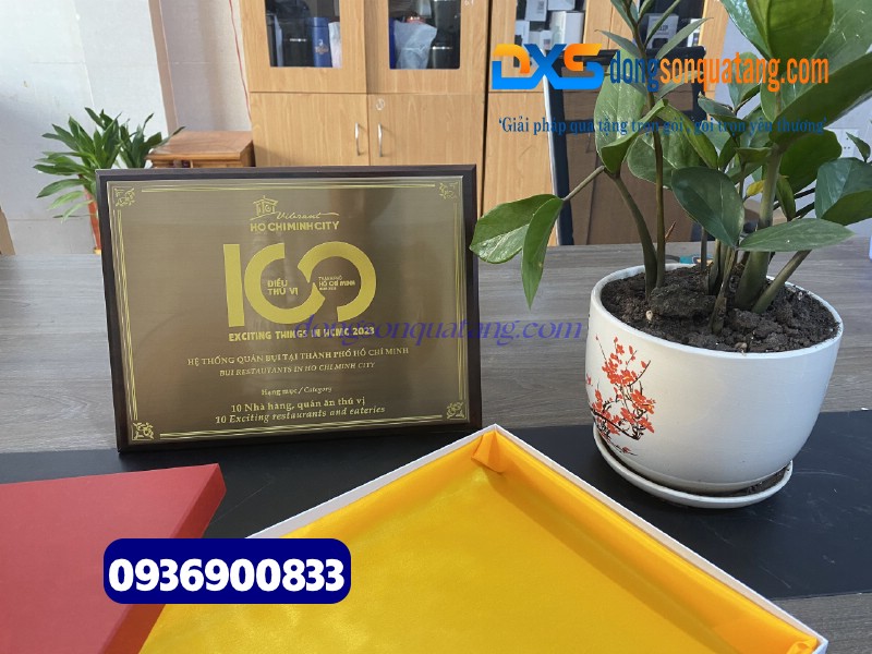 Bảng vinh danh gỗ in hình logo Quán Bụi Group