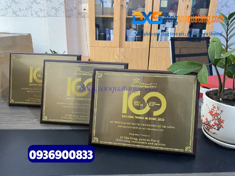 Bảng vinh danh gỗ in hình logo Quán Bụi Group