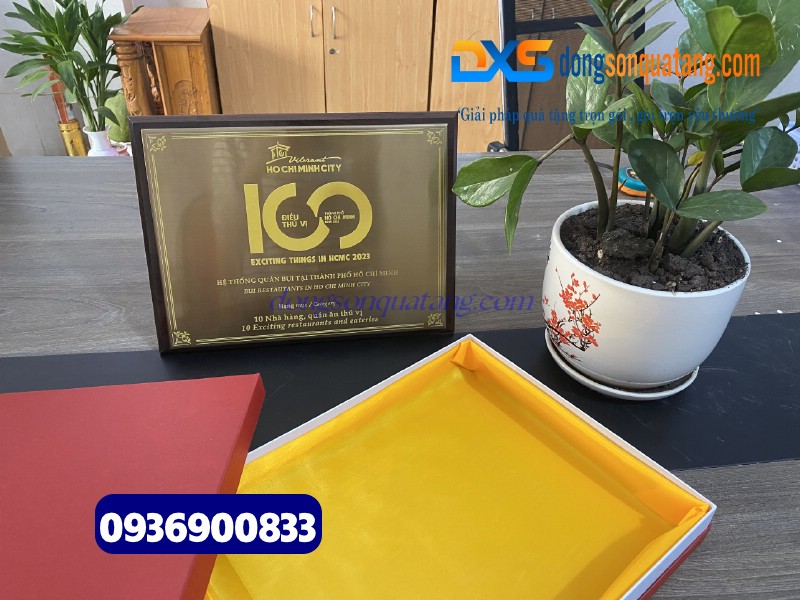 Bảng vinh danh gỗ in hình logo Quán Bụi Group