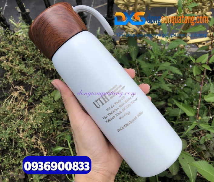 Bình giữ nhiệt Nắp gỗ - In khắc logo và nội dung Trường UTH