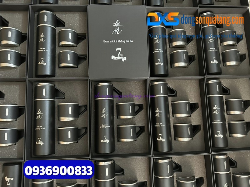 Bình giữ nhiệt kèm 2 cốc mini - màu đen - Khắc logo Công Ty