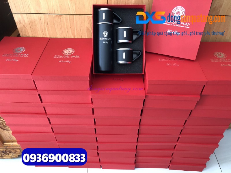 Bình giữ nhiệt kèm 2 cốc mini - Khắc logo Chùa Diệu Pháp 