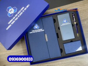 Set quà tặng hội nghị cấp cao cuối năm ( Sổ tay bìa còng + Bút kim loại + Pin sạc dự phòng + Hộp namecard ) - SQX 017 | In logo Trường ĐH Bách Khoa 