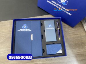 Set quà tặng hội nghị cấp cao cuối năm ( Sổ tay bìa còng + Bút kim loại + Pin sạc dự phòng + Hộp namecard ) - SQX 017 | In logo Trường ĐH Bách Khoa 