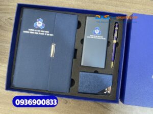 Set quà tặng hội nghị cấp cao cuối năm ( Sổ tay bìa còng + Bút kim loại + Pin sạc dự phòng + Hộp namecard ) - SQX 017 | In logo Trường ĐH Bách Khoa