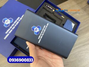 Set quà tặng hội nghị cấp cao cuối năm ( Sổ tay bìa còng + Bút kim loại + Pin sạc dự phòng + Hộp namecard ) - SQX 017 | In logo Trường ĐH Bách Khoa 