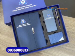Set quà tặng hội nghị cấp cao cuối năm ( Sổ tay bìa còng + Bút kim loại + Pin sạc dự phòng + Hộp namecard ) - SQX 017 | In logo Trường ĐH Bách Khoa 
