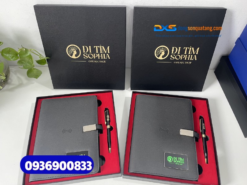 Set quà tặng công nghệ ( Sổ tay thông minh + Bút kim loại ) -SQX 019 | Khắc nội dung Cafe học thuật ĐI TÌM SOPHIA