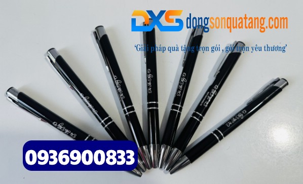 Bút bi bấm kim loại màu đen in khắc logo Công Ty theo yêu cầu 