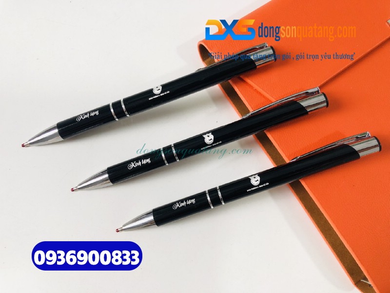 Bút bấm kim loại màu đen khắc logo trắng Đoàn phường 6 - dongsonquatang.com