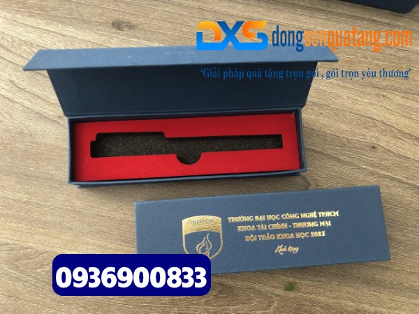 Hộp nam châm đựng bút kim loại ép kim logo vàng Trường ĐH HUTECH