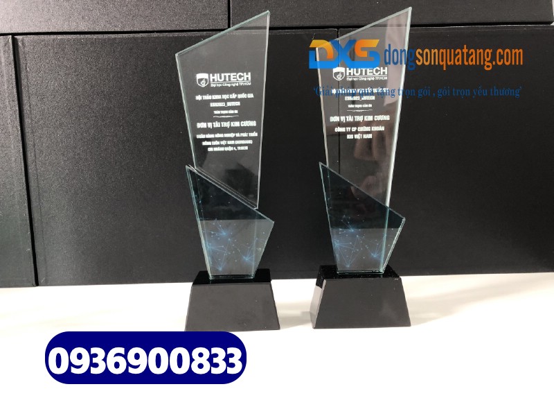 Cúp pha lê hình trụ in tên , slogan và nội dung Trường ĐH HUTECH 