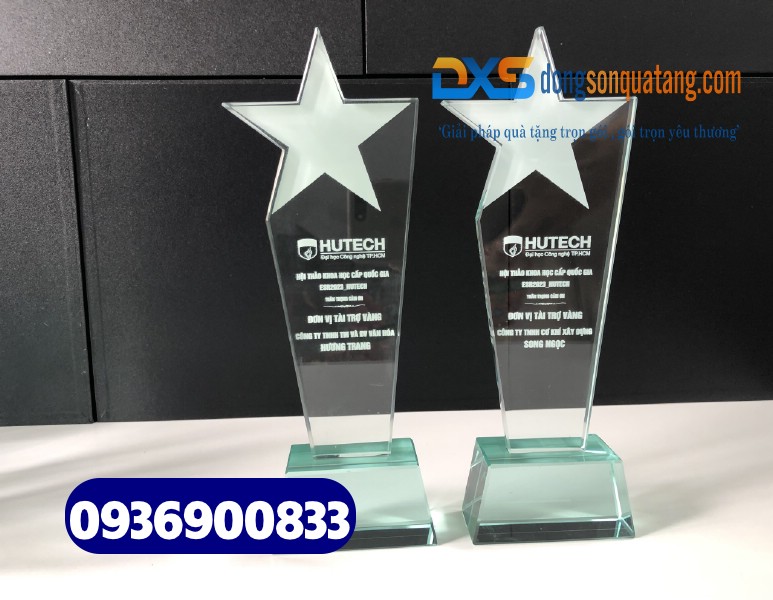 Cúp pha lê hình ngôi sao in tên , slogan và nội dung Trường ĐH HUTECH 