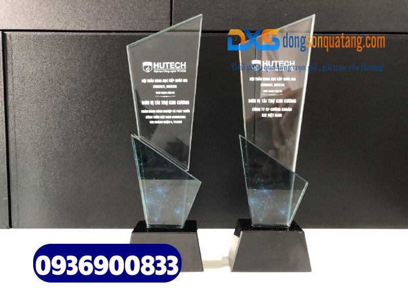 Cúp pha lê hình trụ in tên , slogan và nội dung Trường ĐH HUTECH 