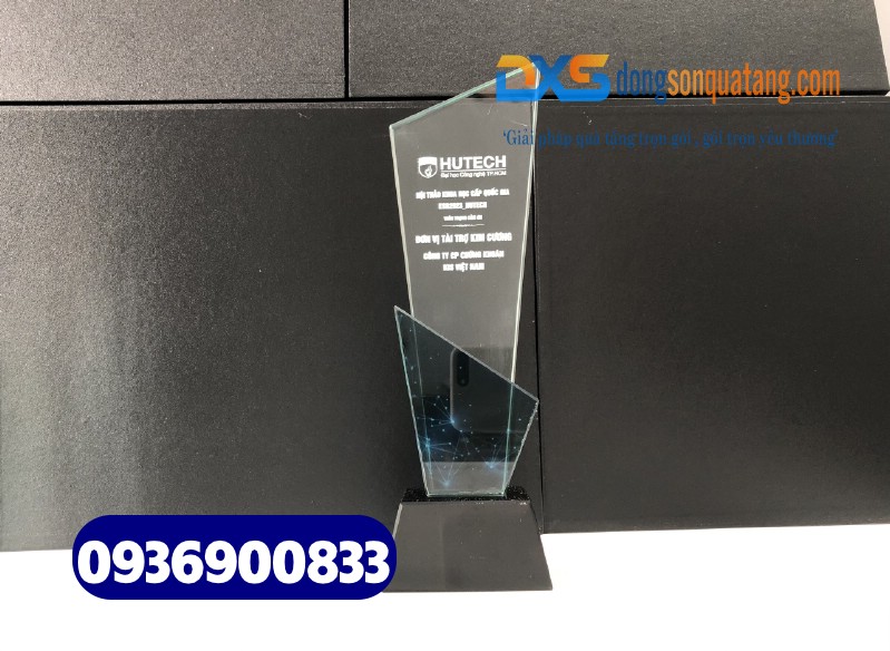 Cúp pha lê hình trụ in tên , slogan và nội dung Trường ĐH HUTECH 