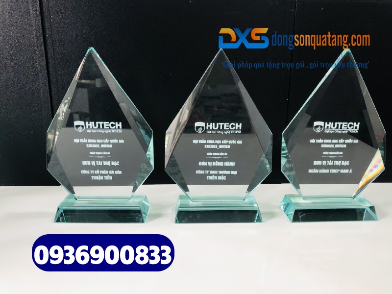 Cúp pha lê vinh danh in logo Trường ĐH HUTECH làm quà tặng hội thảo 