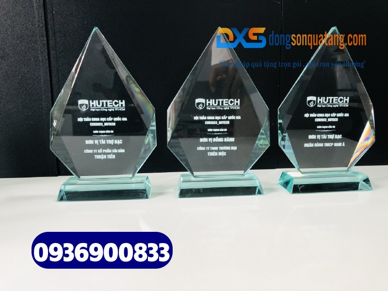 Cúp pha lê vinh danh in logo Trường ĐH HUTECH làm quà tặng hội thảo 
