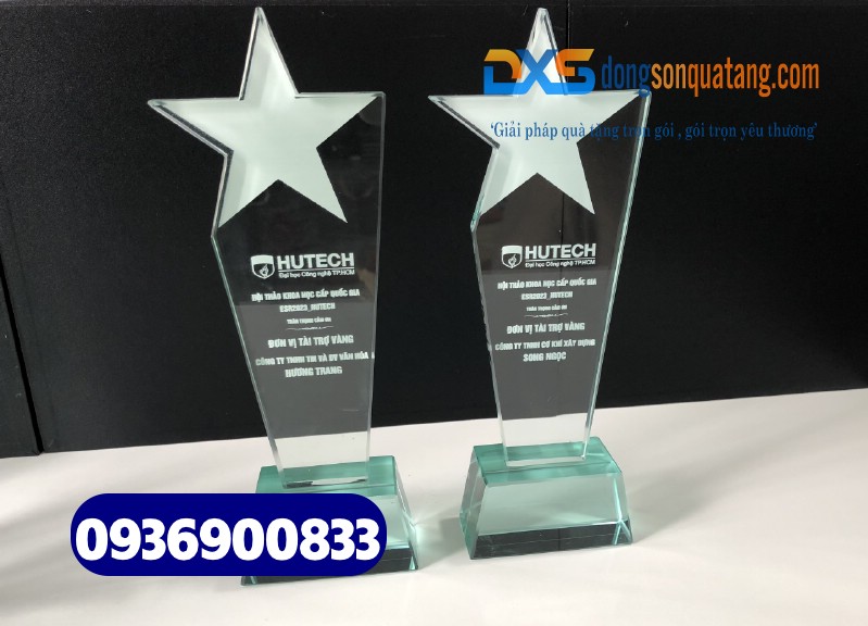 Cúp pha lê hình ngôi sao in tên , slogan và nội dung Trường ĐH HUTECH 