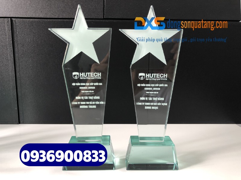 Cúp pha lê hình ngôi sao in tên , slogan và nội dung Trường ĐH HUTECH 