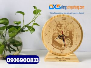Đồng hồ gỗ để bàn khắc hình theo yêu cầu 