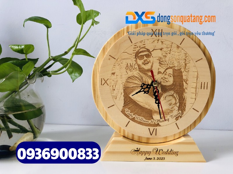 Đồng hồ gỗ để bàn khắc hình làm quà tặng lưu niệm