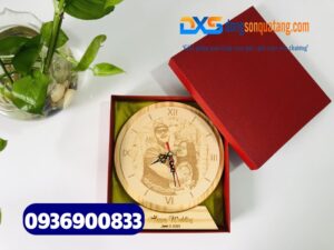 Đồng hồ gỗ để bàn khắc hình theo yêu cầu 