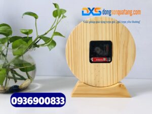 Đồng hồ gỗ để bàn khắc hình theo yêu cầu 