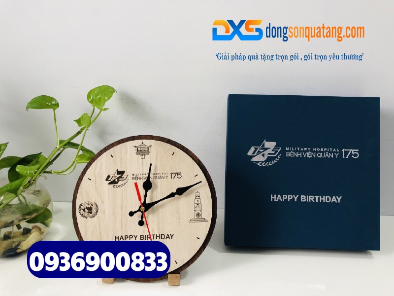 Đồng hồ gỗ để bàn khắc logo BV QUÂN Y 175 Đồng hồ gỗ để bàn khắc logo BV QUÂN Y 175