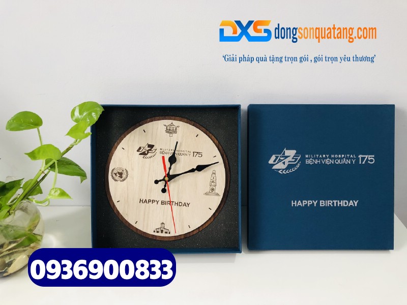 Đồng hồ gỗ để bàn khắc logo BV QUÂN Y 175 Đồng hồ gỗ để bàn khắc logo BV QUÂN Y 175