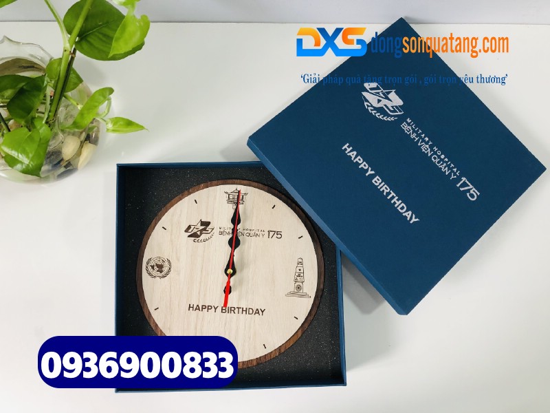 Đồng hồ gỗ để bàn khắc logo BV QUÂN Y 175 Đồng hồ gỗ để bàn khắc logo BV QUÂN Y 175