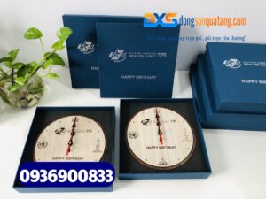 Đồng hồ gỗ để bàn khắc logo BV QUÂN Y 175