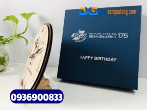 Đồng hồ gỗ để bàn khắc logo BV QUÂN Y 175 Đồng hồ gỗ để bàn khắc logo BV QUÂN Y 175