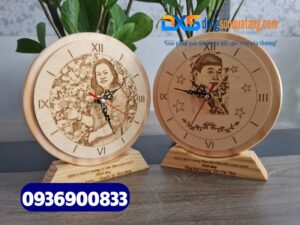 Đồng hồ gỗ để bàn khắc hình theo yêu cầu 