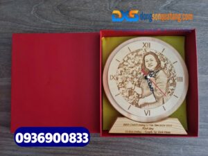 Đồng hồ gỗ để bàn khắc hình theo yêu cầu 