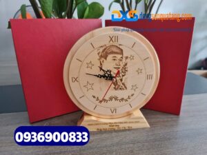 Đồng hồ gỗ để bàn khắc hình theo yêu cầu 
