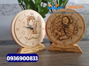 Đồng hồ gỗ để bàn khắc hình theo yêu cầu 