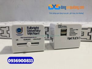 Adapter du lịch in logo Đại học Fulbright Việt Nam