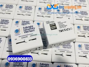 Adapter du lịch in logo Đại học Fulbright Việt Nam