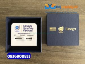 Adapter du lịch in logo Đại học Fulbright Việt Nam